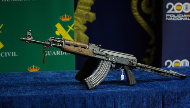 Imagen de archivo de un fusil de asalto AK-47 Kalashnikov intervenido en una operación en Sevilla