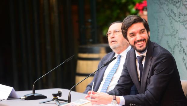 Eduardo de la Rosa sonriente en la presentación del libro
