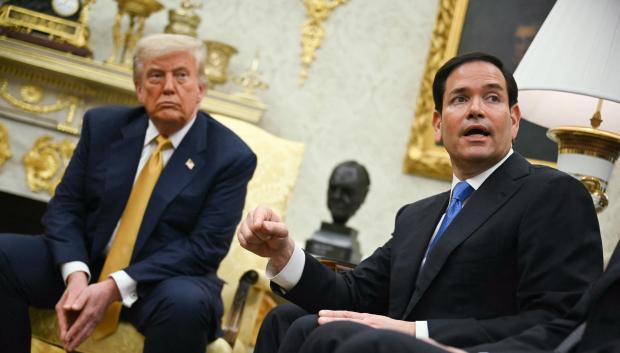 El presidente de Estados Unidos, Donald Trump, escucha al secretario de Estado, Marco Rubio, hablar durante una reunión en la Oficina Oval de la Casa Blanca en Washington, D.C.