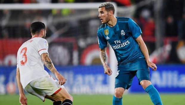 Theo Hernández disputando un partido con el Real Madrid en el Sánchez Pizjuán