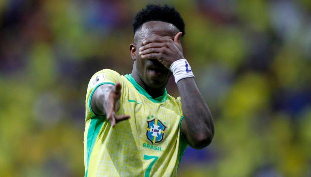 Vinicius celebra un tanto con la selección brasileña