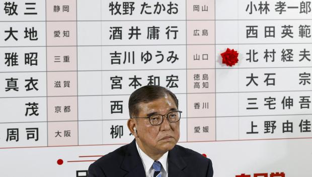 El primer ministro japonés, Shigeru Ishiba, se dirige a los medios de comunicación en el centro de recuento de votos de la sede del Partido Liberal Democrático (PLD)