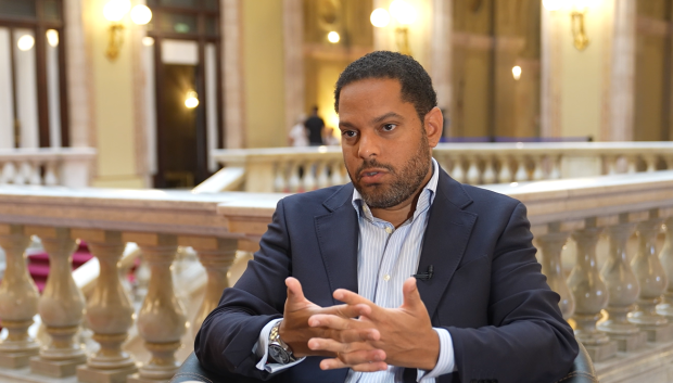 Ignacio Garriga durante la entrevista, en el Parlament de Cataluña