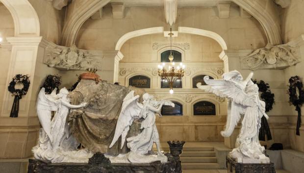 Panteón de la Condesa de la Vega del Pozo, enterramiento, monumento funerario, sepulcro