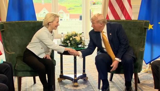 Ursula von der Leyen y el presidente de EE.UU. Donald Trump en Escocia