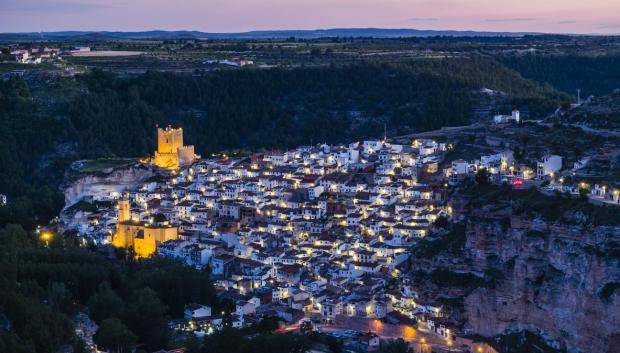 Vista nocturna del pueblo con el castillo y la iglesia de San Andrés iluminados