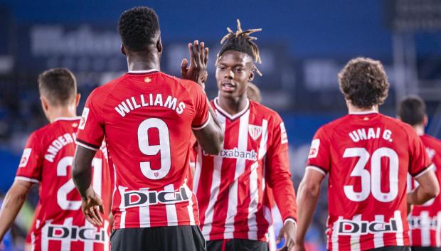 Iñaki y Nico Williams chocan la mano durante un partido