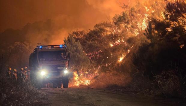 El avance de las llamas hacia la localidad abulense de El Arenal