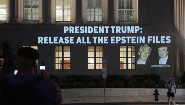 Una imagen del presidente Donald Trump y Jeffrey Epstein, junto con las palabras «Presidente Trump: publique todos los archivos de Epstein», proyectada sobre el edificio de la Cámara de Comercio de EE.UU. en Washington D.C