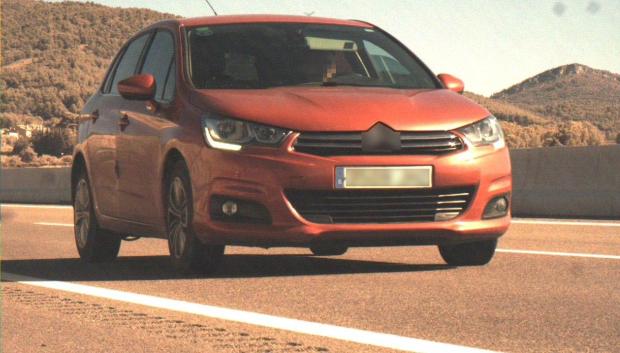 Primero el Citroën revienta el velocímetro