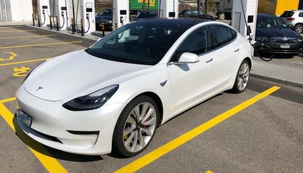 Un Tesla Model 3 recargando en la red Ionity