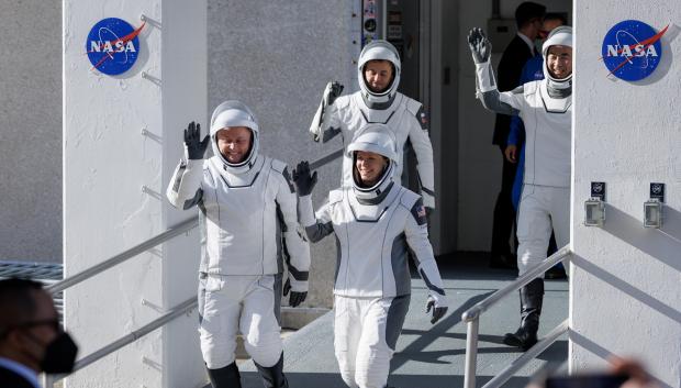 Los astronautas de la NASA Mike Fincke, Zena Cardman, Oleg Platonov, cosmonauta de Roscosmos y Kimiya Yui, astronauta de la JAXA (Agencia de Exploración Aeroespacial de Japón) momentos antes del despegue