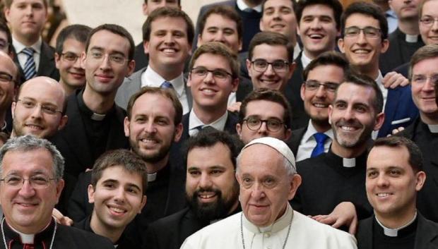Julián Lozano, junto al Papa Francisco y otros sacerdotes de Getafe