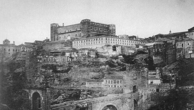 Una de las primeras fotografías de Toledo donde se aprecian aun los daños en el Alcázar (1852)