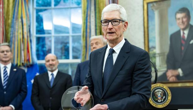 Tim Cook en el Despacho Oval con el exclusivo regalo que hizo a Trump