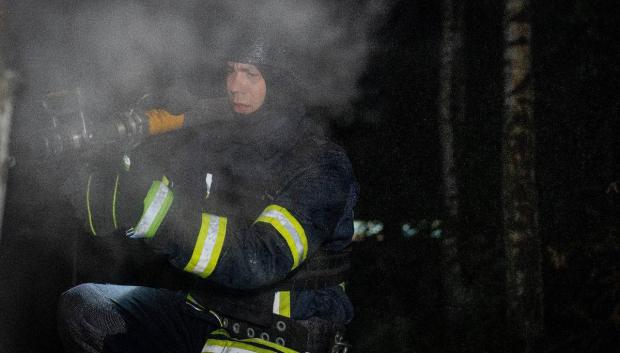 Un bombero trabaja en la extinción de los incendios provocados por la detonación de los drones