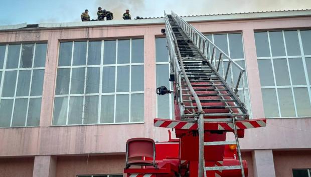 Uno de los edificios atacados en Sumi después de que los bomberos controlasen el incendio