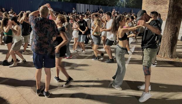Personas bailando en la Ermita de la Virgen del Puerto, en Madrid.