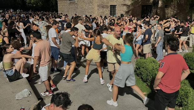 Personas bailando en la Ermita de la Virgen del Puerto, en Madrid.