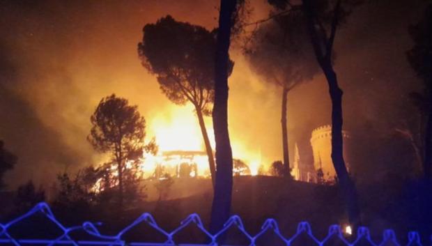 Castillo de Viñuelas, en llamas