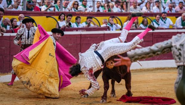 Roca Rey sufre una fuerte cogida en Huesca