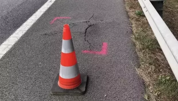 Los conos se pasan meses señalizando socavones