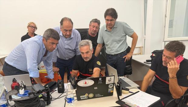 Imagen tomada este jueves de Carlos Mazón en el Puesto de Mando Avanzado siguiendo el incendio en Teresa de Cofrentes, Valencia