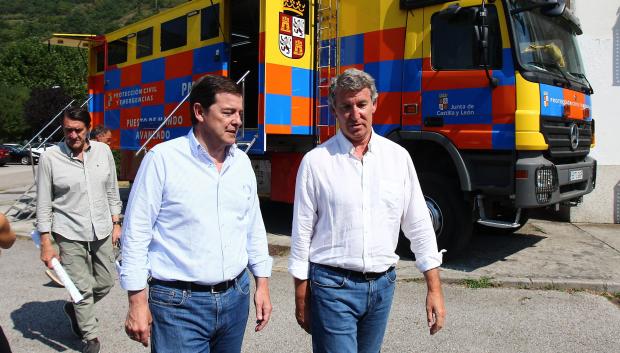 El presidente de la Junta de Castilla y León, Alfonso Fernández Mañueco, junto al presidente de PP nacional, Alberto Nuñez Feijóo, durante su visita al Puesto de Mando Avanzado ubicado en Palacios del Sil (León)