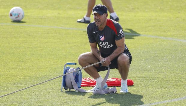 El entrenador del Atlético de Madrid Diego Pablo Simeone, durante el entrenamiento realizado con vistas al primer partido de Liga