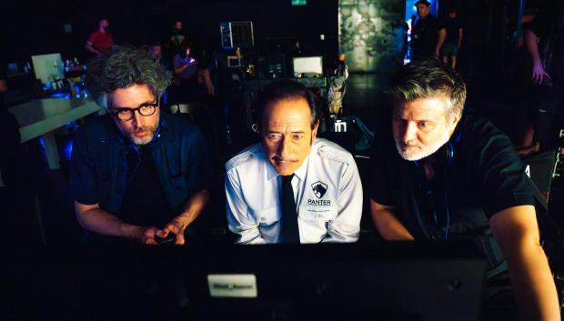 Guillermo Francella, en el centro, protagonista de Homo Argentum, dirigida por Mariano Cohn (izquierda) y Gastón Duprat (derecha)