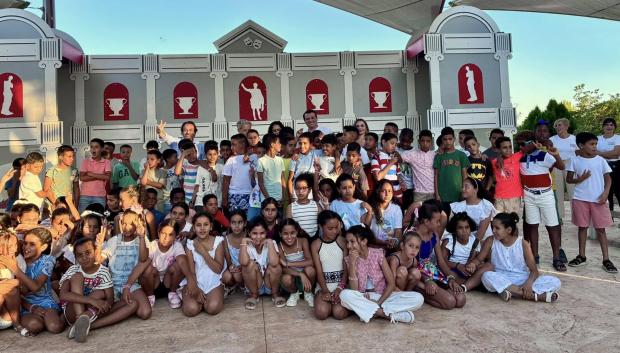Acto de bienvenida a los niños participantes en las Vacaciones en Paz 2025