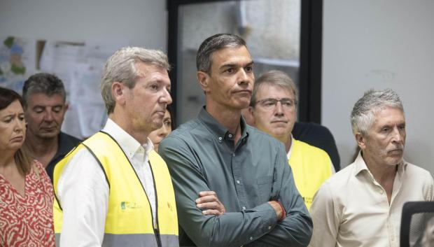 El presidente del Gobierno, Pedro Sánchez (c), el presidente de la Xunta de Galicia, Alfonso Rueda (c-i), y el ministro del Interior, Fernando Grande-Marlaska (d), visitan este domingo, el Centro de Coordinación Operativo Contraincendios de Ourense (Galicia). EFE/ Brais Lorenzo