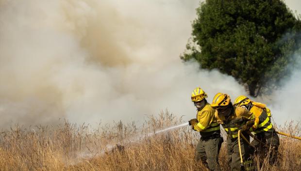 Bomberos trabajan para extinguir el incendio