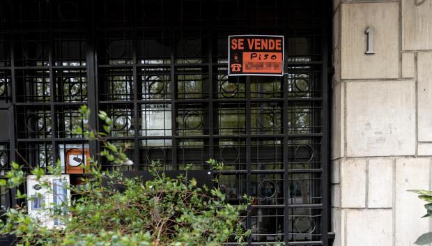 Vista de un cartel de 'Se vende' en un portal de un edificio