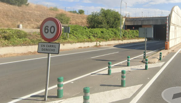 Una señal a la entrada ya advierte de que el carril derecho es de 60