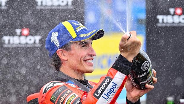 Marc Marquez festeja la victoria en el Gran Premio de Hungría