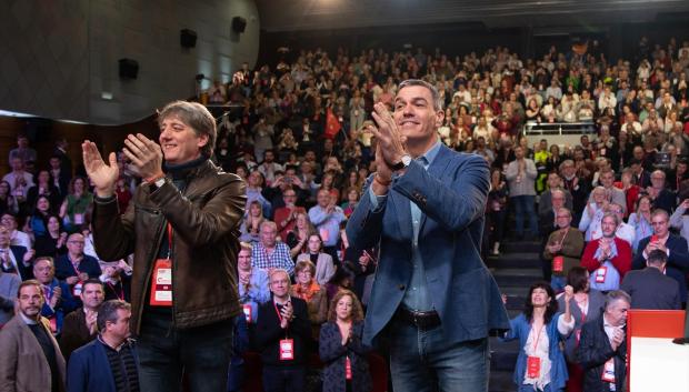 El secretario general del PSOE de Castilla y León, Carlos Martínez, con Pedro Sánchez, en Palencia