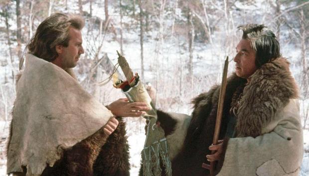 Kevin Costner y Craham Greene, en una imagen de Bailando con lobos