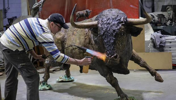 El escultor 'Puente Jerez' en los trabajos finales de su obra 'Carasucia'