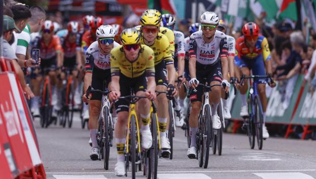 Varios ciclistas finalizan la duodécima etapa de la Vuelta Ciclista a España 2025