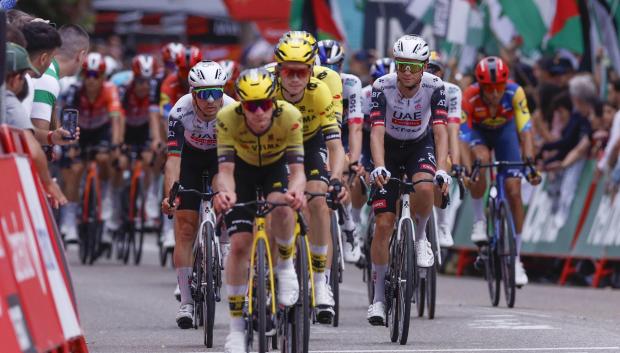 Varios ciclistas finalizan la duodécima etapa de la Vuelta Ciclista a España 2025