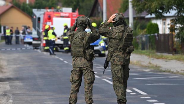 Militares polacos inspeccionan la zona donde cayeron los drones