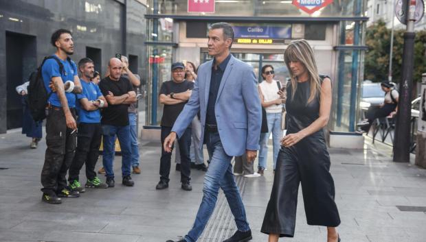 El presidente del Gobierno, Pedro Sánchez (c), y su mujer, Begoña Gómez (d), a su llegada a la premiere de 'El cautivo'