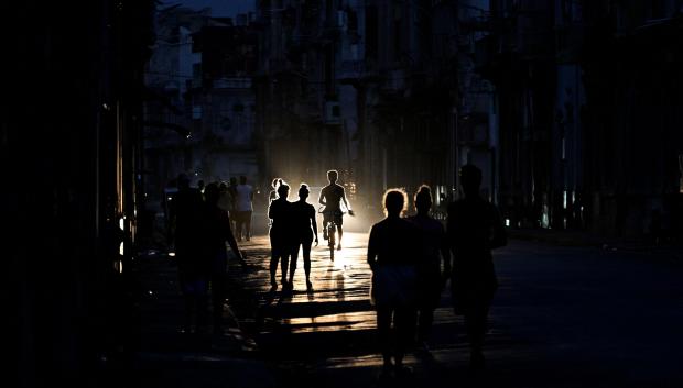 Cubanos caminan por una calle durante un apagón en La Habana el 10 de septiembre de 2025