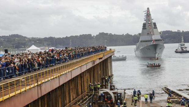 FERROL (A CORUÑA), 11/09/2025.- Un momento de la celebración de la botadura de la primera fragata de la serie F-111, construida en la planta para la Armada española este jueves, en Ferrol (A Coruña). La fragata F-111 Bonifaz, la primera unidad de la serie F-110, es la más moderna de la Armada española, la debutante de las cinco que el astillero público Navantia va a construir y una apuesta firme en defensa para España. EFE/ Kiko Delgado