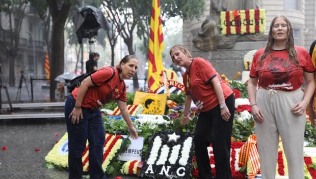 La lluvia deslució algunos de los actos de la Diada, como la ofrenda floral por la mañana