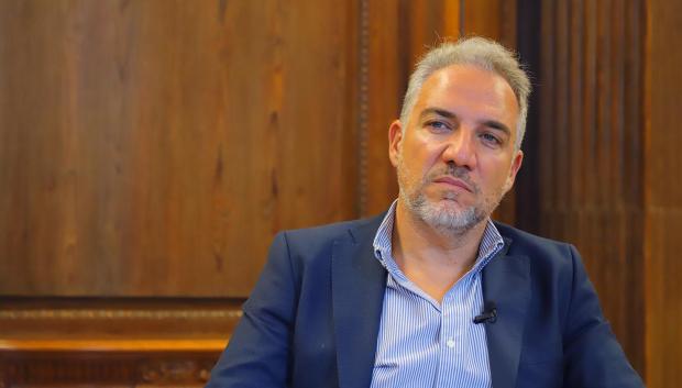 El vicesecretario de Política Autonómica, Local y Análisis Electoral del PP, Elías Bendodo, durante su entrevista con El Debate