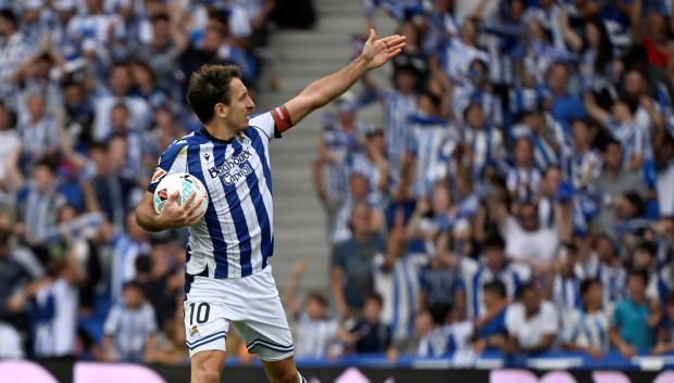 Real Sociedad's Spanish forward #10 Mikel Oiarzabal celebrates scoring his team's first goal from the penalty spot during the Spanish league football match between Real Sociedad and Real Madrid CF at Anoeta Stadium in San Sebastian on September 13, 2025. (Photo by ANDER GILLENEA / AFP)
