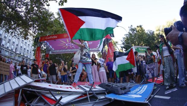MADRID, 14/09/2025.- Los manifestantes propalestinos cortan el recorrido de los ciclistas en el Paseo del Prado, este domingo, durante la última etapa de la Vuelta a España que se disputa entre las localidades madrileñas de Alalpardo y Madrid, con un recorrido 103,6 Km.- EFE/Rodrigo Jiménez