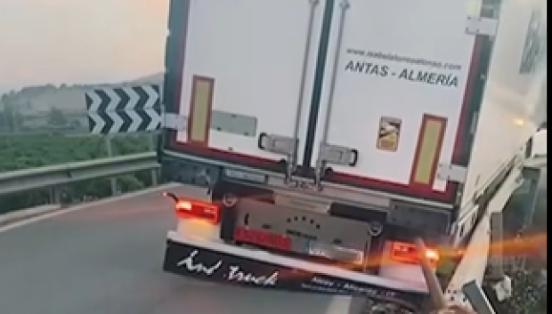 Por evitar  un coche el camión acabó fuera de la carretera